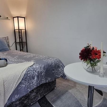 Apartament Charming, Cosy Hideaway With Free Wifi, Parking Leeds  Zewnętrze zdjęcie